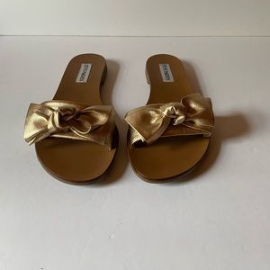Gold Steve Madden Sandals- Knotss